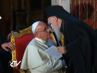 Φωτογραφία για Μοναδική στιγμή:  Ο Πάππας φιλάει του χέρι του Οικουμενικού Πατριάρχη! [Video]
