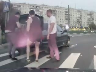 Φωτογραφία για Βίντεο-ΣΟΚ στη Ρωσία! Άντρες κατέβηκαν από το αμάξι τους και απήγαγαν άτομο μέρα μεσημέρι! [video]
