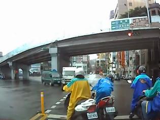 Φωτογραφία για Τρομακτικό βίντεο που κόβει την ανάσα! Δείτε το τροχαίο που έγινε στη Κίνα και νιώστε και εσείς τον φόβο της γυναίκας [video]