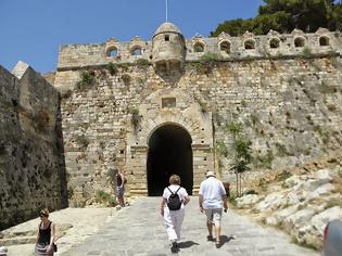 Φωτογραφία για Παρατημένο στη τύχη του το μνημείο που φέρνει μισό εκατ. ευρώ στο Ρέθυμνο! Η είσοδος έχει μετατραπεί σε πάρκινγκ [photos]