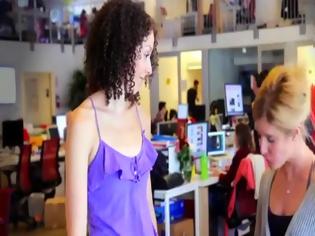Φωτογραφία για Τα 15 μεγάλα προβλήματα που αντιμετωπίζουν οι ψηλές γυναίκες! [video]