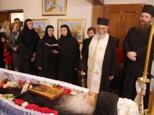 Φωτογραφία για 4842 - Αναστάσιμοι Ύμνοι στο κατευόδιο του Γέροντα Μωυσή