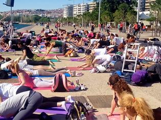 Φωτογραφία για «Open Yoga Day»: Δείτε τους να κάνουν γιόγκα στην παραλία [Photo]