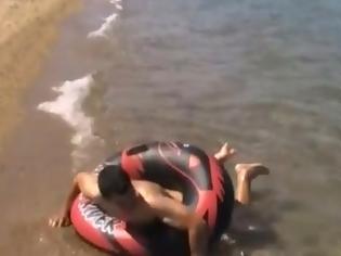 Φωτογραφία για Όταν ο Παναγιώτης, που δεν ξέρει κολύμπι, πήγε στη παραλία! Δείτε το ξεκαρδιστικό βίντεο