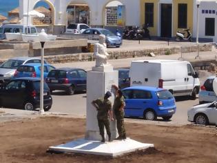Φωτογραφία για Στελέχη του στρατού καθάρισαν αγάλματα