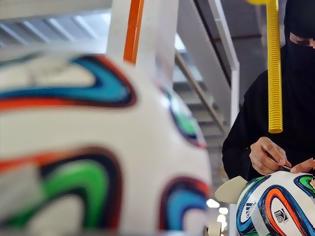 Φωτογραφία για Μόλις 100 δολάρια ο μισθός των γυναικών που κατασκευάζουν τις μπάλες στο Πακιστάν για το Μουντιάλ