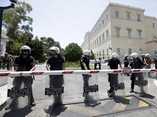 Φωτογραφία για ΕΝΩΠΙΟΝ ΤΗΣ ΟΛΟΜΕΛΕΙΑΣ ΤΗΣ ΒΟΥΛΗΣ ΟΙ ΜΙΧΑΛΟΛΙΑΚΟΣ, ΠΑΠΠΑΣ ΚΑΙ ΛΑΓΟΣ