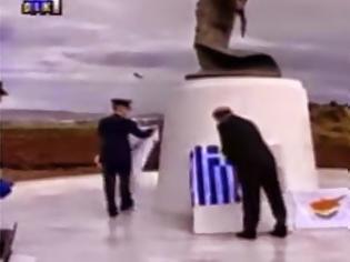 Φωτογραφία για Δείτε τον πρώην υπουργό άμυνας της Κύπρου να πετάει την ελληνική σημαία! [video]