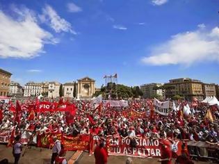 Φωτογραφία για Χιλιάδες εργαζόμενοι στα call center της Ιταλίας διαδηλώνουν για να αυξηθεί ο μισθός τους