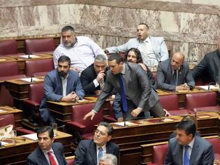 Φωτογραφία για Απίστευτες σκηνές στη Βουλή: Παραλίγο να πιαστούν στα χέρια Μίχος-Τατσόπουλος, τους συγκράτησαν Πύρρος Δήμας και Κασιδιάρης