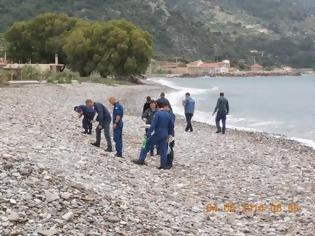 Φωτογραφία για Kαθαρισμός της ακτής Κάμπου Βουρλιωτών ΣΑΜΟΥ από προσωπικό των μονάδων 4ου ΣΑ και 4ου ΣΗΕ