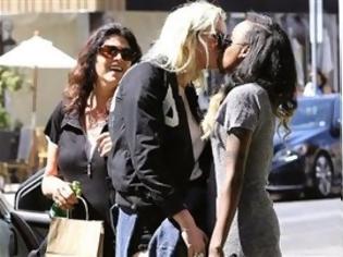 Φωτογραφία για Δύο διάσημες γυναίκες της Αμερικής φιλιούνται μες τη μέση του δρόμου χωρίς δισταγμό! Δείτε ποιες είναι [photos]