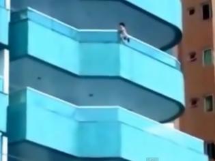 Φωτογραφία για Βίντεο που κόβει την ανάσα! 3χρονο παιδάκι κρέμεται από μπαλκόνι του πέμπτου ορόφου πολυκατοικίας! [video]