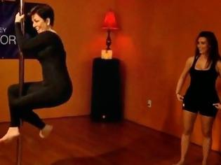 Φωτογραφία για ΑΠΙΘΑΝΟ: “Έτσι γίνεται το Pole Dancing….”Δείτε την 58χρονη Kris Jenner να… δίνει μαθήματα στην Kim Kardashian! [photos]