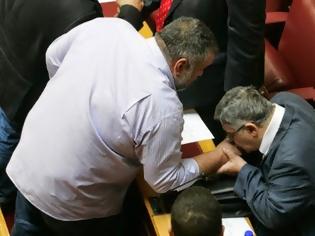 Φωτογραφία για Να γιατί ο Ν. Μιχαλολιάκος φίλησε το χέρι του βουλευτή Κουκούτση – Δεν ήταν τυχαίο…