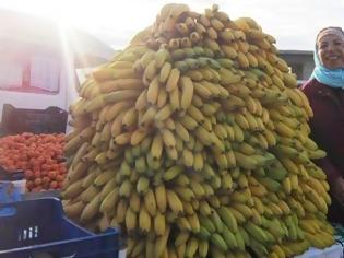 Φωτογραφία για Εντυπωσιάζει η γυναίκα στη Ξάνθη με τις μπανάνες σε λαϊκή αγορά