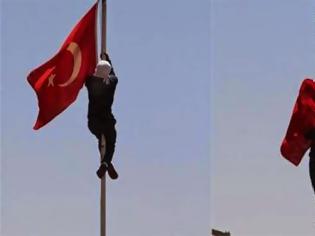 Φωτογραφία για Ο Ερντογάν απειλεί διαδηλωτή που κατέβασε την τουρκική σημαία