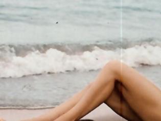 Φωτογραφία για Η Ναταλία Δραγούμη κάνει γιόγκα στη αμμουδιά φορώντας μόνο το μαγιό της