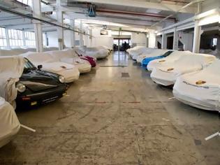 Φωτογραφία για ΔΕΙΤΕ: Εκπληκτική συλλογή αυτοκινήτων στη μυστική αποθήκη της Porsche