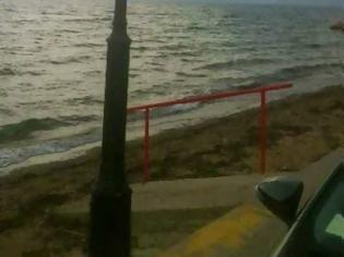 Φωτογραφία για Ο κακός καιρός άδειασε τις παραλίες στην Εύβοια