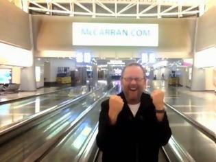 Φωτογραφία για Κόλλησε στο αεροδρόμιο, τραγούδησε Celine Dion και έγινε διάσημος [video]