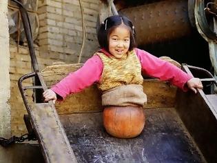Φωτογραφία για To 4χρονο κορίτσι με τη μπάλα που συγκλόνισε την Κίνα [photos]