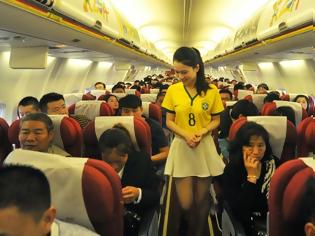 Φωτογραφία για Κινέζες αεροσυνοδοί με φανέλες της Βραζιλίας