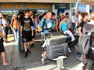 Φωτογραφία για Λιποθυμάνε οι τουρίστες στο αεροδρόμιο του Ηρακλείου από την απίστευτη ζέστη