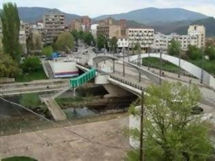Φωτογραφία για Αφαιρέθηκε το οδόφραγμα που χώριζε τη Μιτρόβιτσα στο Κόσοβο