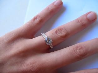 Φωτογραφία για Ένα απίστευτο τρικ - Πώς βγαίνει ένα δαχτυλίδι που έχει σφηνώσει στο δάχτυλο [video]