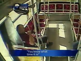 Φωτογραφία για ΑΠΙΣΤΕΥΤΟ! Οδηγός λεωφορείου συνελήφθη από την κάμερα να κάνει… «αταξίες» με επιβάτιδα! Μετά φυσικά.. απολύθηκε!  [video]