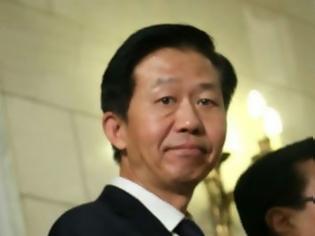 Φωτογραφία για Απίστευτο στιγμιότυπο: Τι κοιτάει με τέτοιο ύφος ο Κινέζος Πρωθυπουργός οεο; [photo]