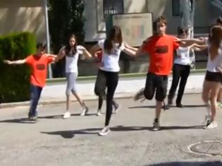 Φωτογραφία για Ισπανοί μαθητές μαθαίνουν συρτάκι από έναν… Θεσσαλονικιό [video]