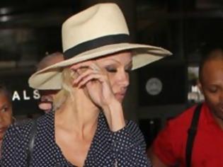 Φωτογραφία για Pamela Anderson: Βαριεστημένη στο αεροδρόμιο του Λος Άντζελες