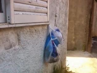 Φωτογραφία για Κρέμασαν τα σκουπίδια έξω από τα σπίτια τους, στη Κύμη [photos]