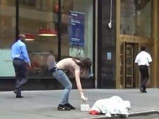 Φωτογραφία για Ντροπή: Κλέβει άστεγο και οι περαστικοί απλά κοιτούν... [video]