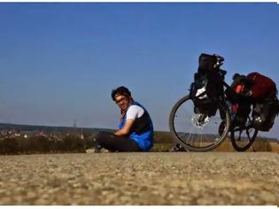 Φωτογραφία για Στάση στην Πάτρα για τον Ιρανό φοιτητή που ταξιδεύει με ποδήλατο από τη Γερμανία στη χώρα του