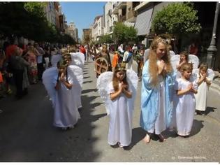 Φωτογραφία για Πάτρα: Οι δρόμοι γέμισαν αγγελούδια - Δείτε φωτό από τη λιτανεία της Αγίας Δωρεάς