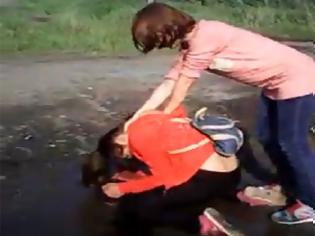 Φωτογραφία για Θλιβερό: 13χρονες ανάγκασαν συμμαθήτριά τους να πιει νερό από λακκούβα γιατί είναι όμορφη [video]