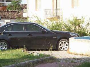 Φωτογραφία για BMW στα Τρίκαλα έπεσε πάνω σε συντριβάνι! [photos]