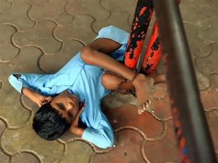 Φωτογραφία για ΣΟΚ στην Ινδία! Παιδί με σοβαρά κινητικά προβλήματα βρέθηκε αλυσοδεμένο για να μην... φύγει! [photos]