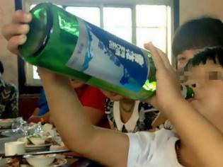 Φωτογραφία για Ο ανήλικος αλκοολικός που κατεβάζει μπουκάλια κρασιού στο λεπτό!