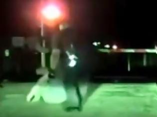 Φωτογραφία για Ήρωας αστυνομικός έσωσε γυναίκα δευτερόλεπτα πριν περάσει το τρένο από πάνω της - Συγκλονιστικό βίντεο