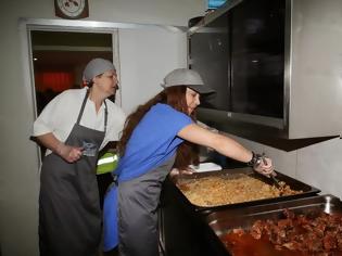 Φωτογραφία για Η Μελίνα Ασλανίδου επισκέφτηκε το «Κέντρο Ενοριακής Αγάπης» της «Αποστολής» και μοίρασε φαγητό