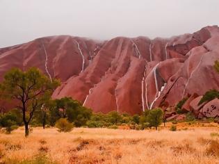 Φωτογραφία για Σπάνιο θέαμα στον βράχο Uluru!