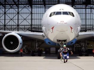 Φωτογραφία για Ο «Αυστριακός βράχος» έσυρε Boeing-777 142 τόνων! Δείτε το εντυπωσιακό βίντεο!