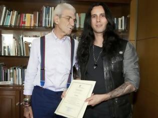 Φωτογραφία για Ο Γιάννης Μπουτάρης βράβευσε τον Θεσσαλονικιό κιθαρίστα του Ozzy Osbourne