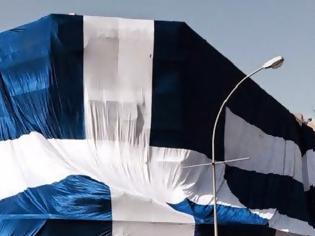 Φωτογραφία για Η τεράστια ελληνική σημαία στη Λευκωσία για την Εθνική Ελλάδος