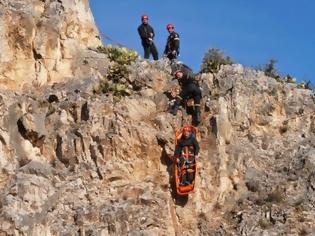 Φωτογραφία για Ανέσυραν τον 35χρονο ορειβάτη που είχε τραυματιστεί χθες στη Γκιώνα
