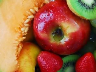 Φωτογραφία για Για εσάς που τρώτε φρούτα: 5 έξυπνα κόλπα για να τα καθαρίσετε